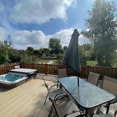 Luxury Lakeside Lodge L1 With Hot Tub Situated At Tattershall Lakes Country Park ภายนอก รูปภาพ