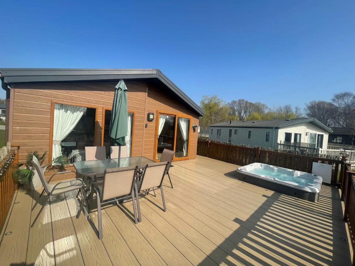 Luxury Lakeside Lodge L1 With Hot Tub Situated At Tattershall Lakes Country Park ภายนอก รูปภาพ