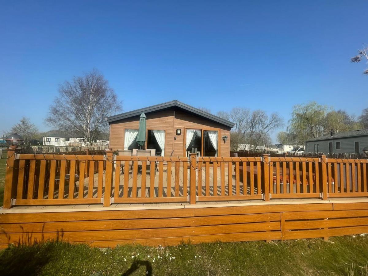 Luxury Lakeside Lodge L1 With Hot Tub Situated At Tattershall Lakes Country Park ภายนอก รูปภาพ