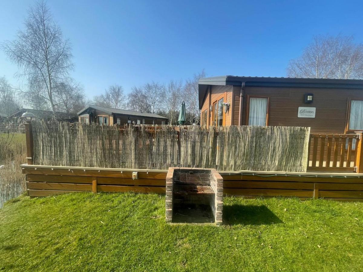 Luxury Lakeside Lodge L1 With Hot Tub Situated At Tattershall Lakes Country Park ภายนอก รูปภาพ