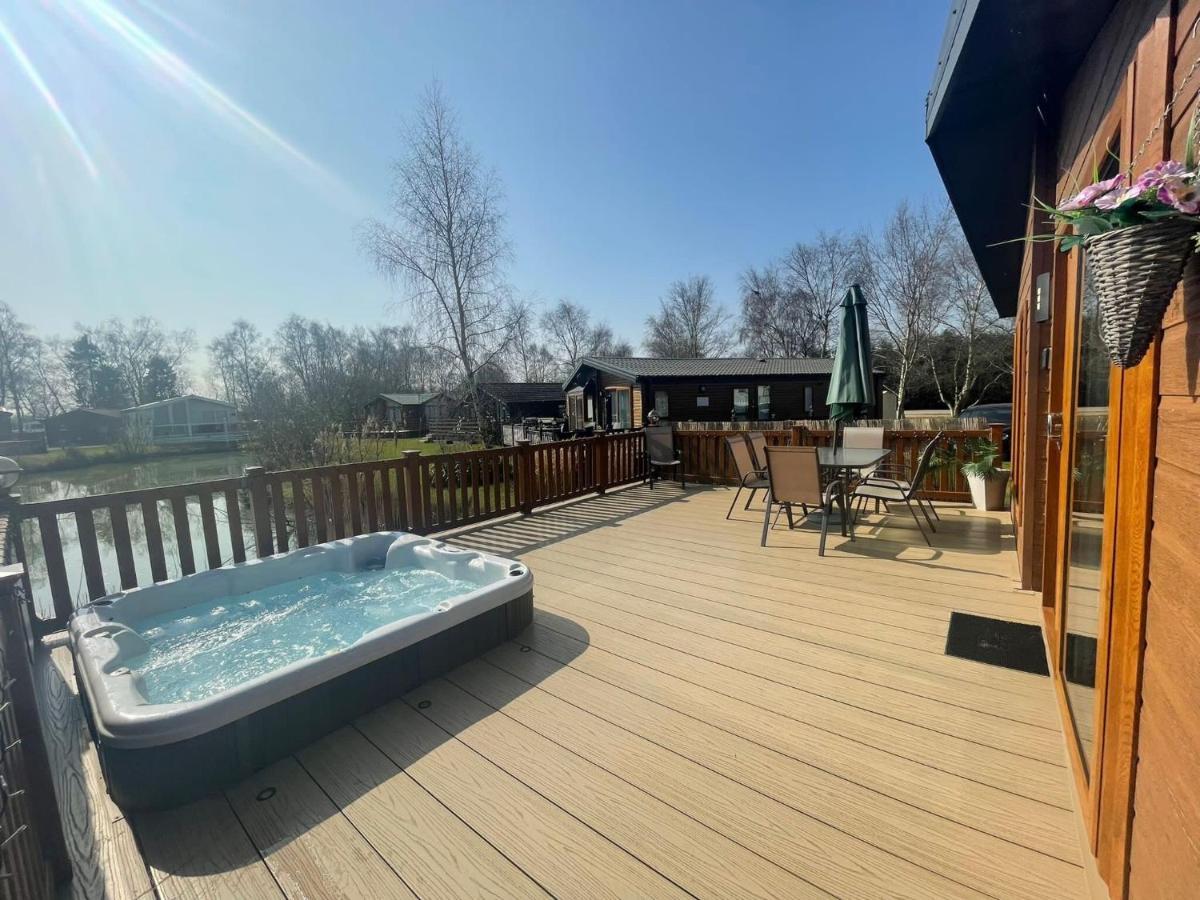 Luxury Lakeside Lodge L1 With Hot Tub Situated At Tattershall Lakes Country Park ภายนอก รูปภาพ