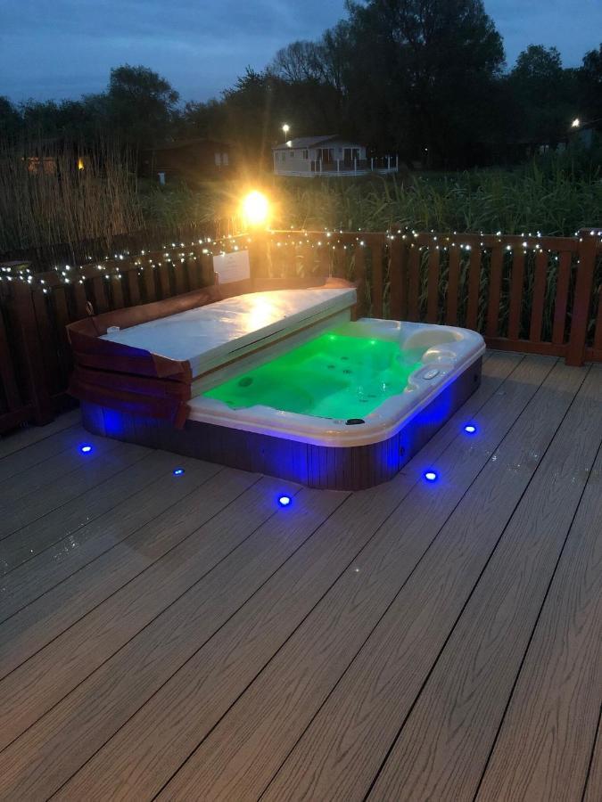Luxury Lakeside Lodge L1 With Hot Tub Situated At Tattershall Lakes Country Park ภายนอก รูปภาพ