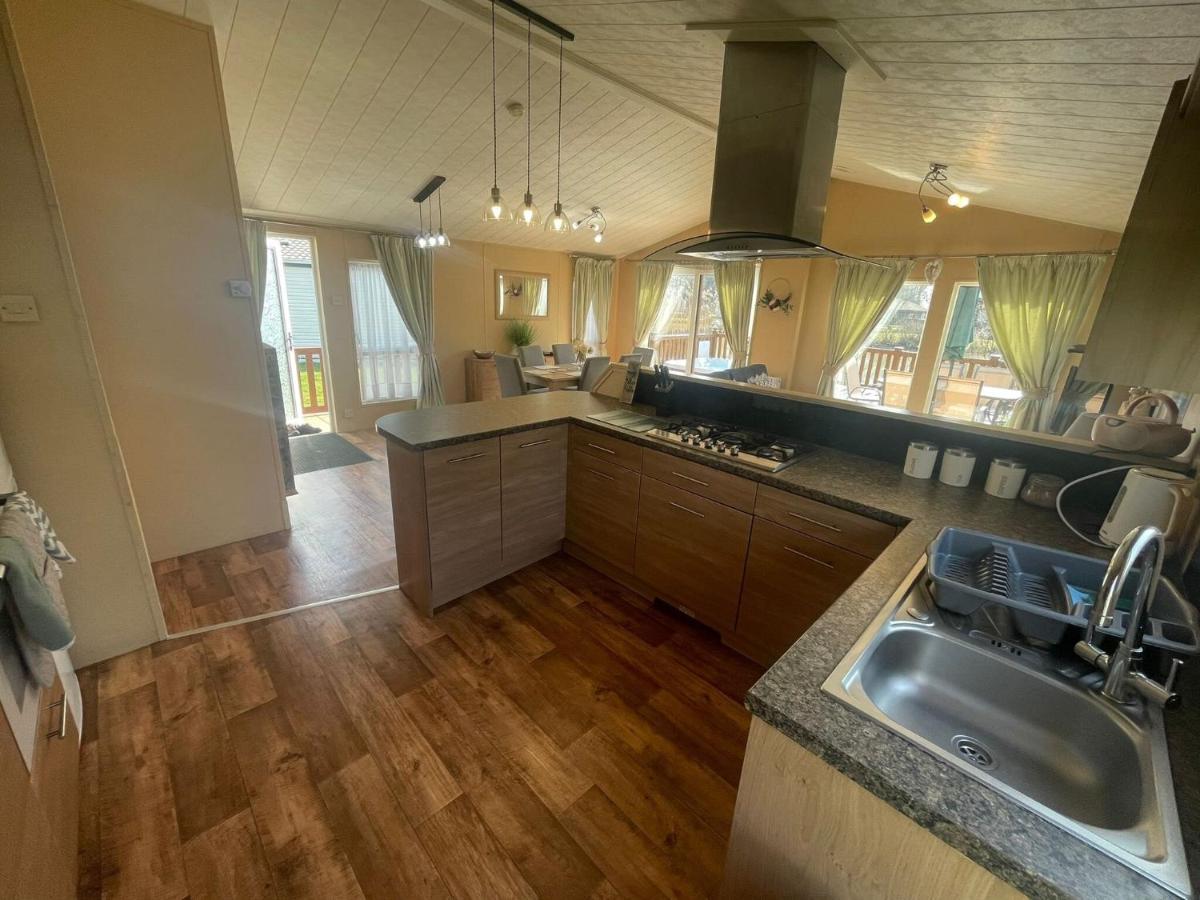 Luxury Lakeside Lodge L1 With Hot Tub Situated At Tattershall Lakes Country Park ภายนอก รูปภาพ