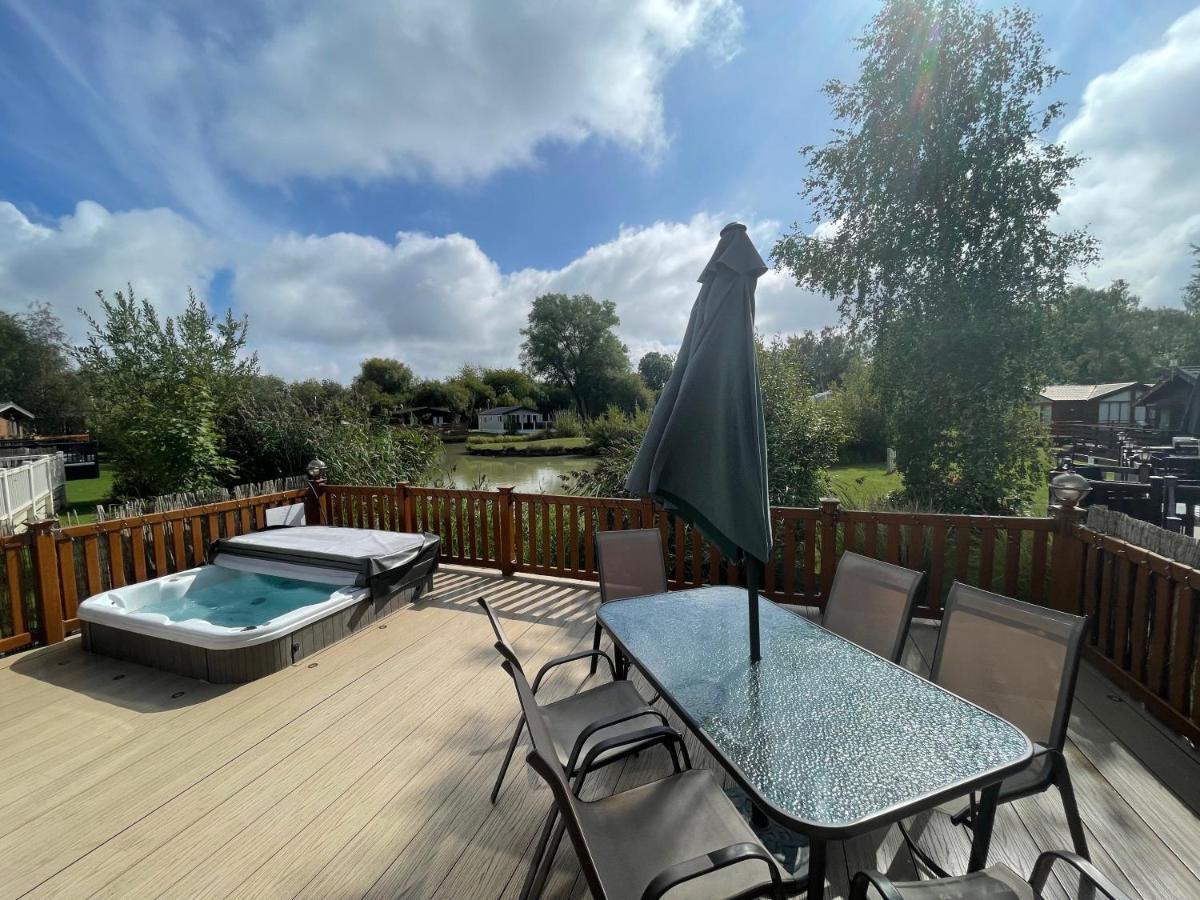 Luxury Lakeside Lodge L1 With Hot Tub Situated At Tattershall Lakes Country Park ภายนอก รูปภาพ