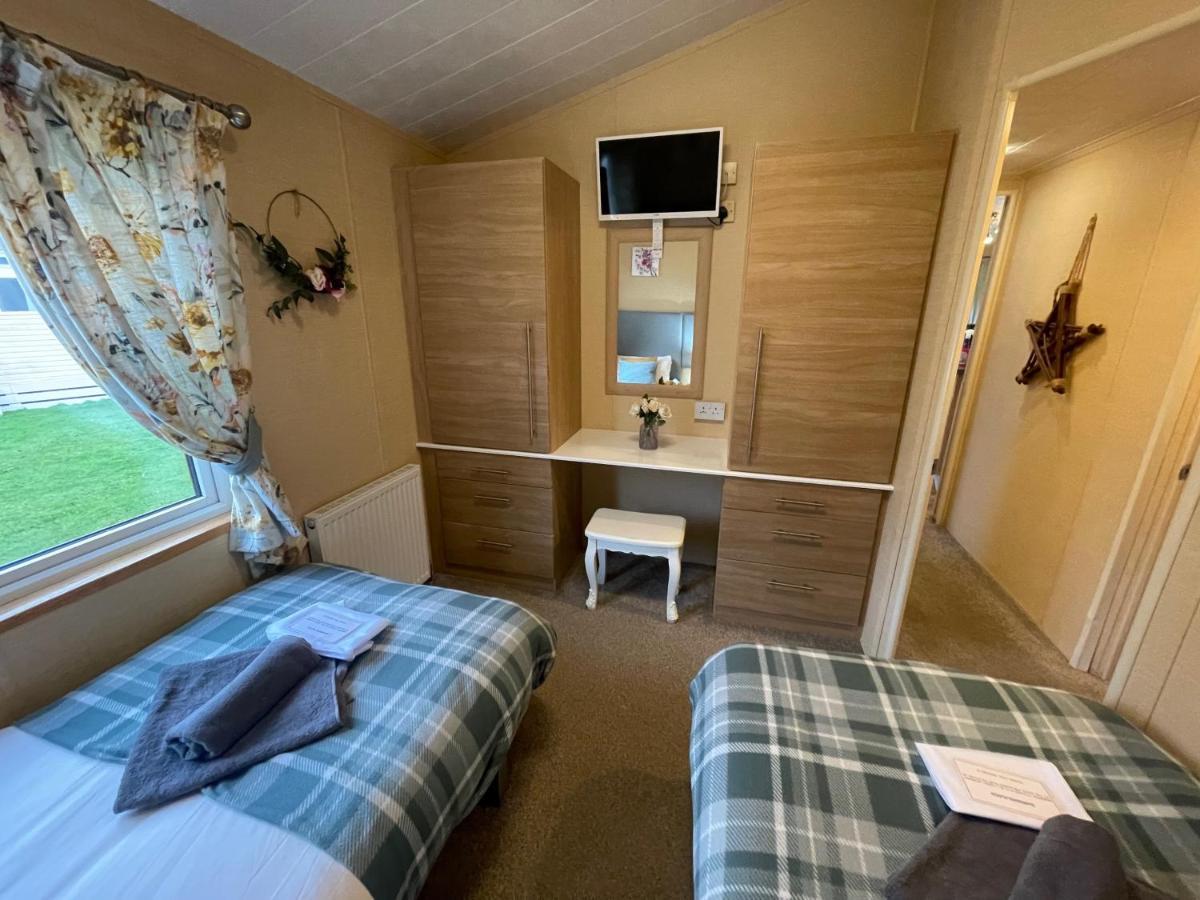 Luxury Lakeside Lodge L1 With Hot Tub Situated At Tattershall Lakes Country Park ภายนอก รูปภาพ