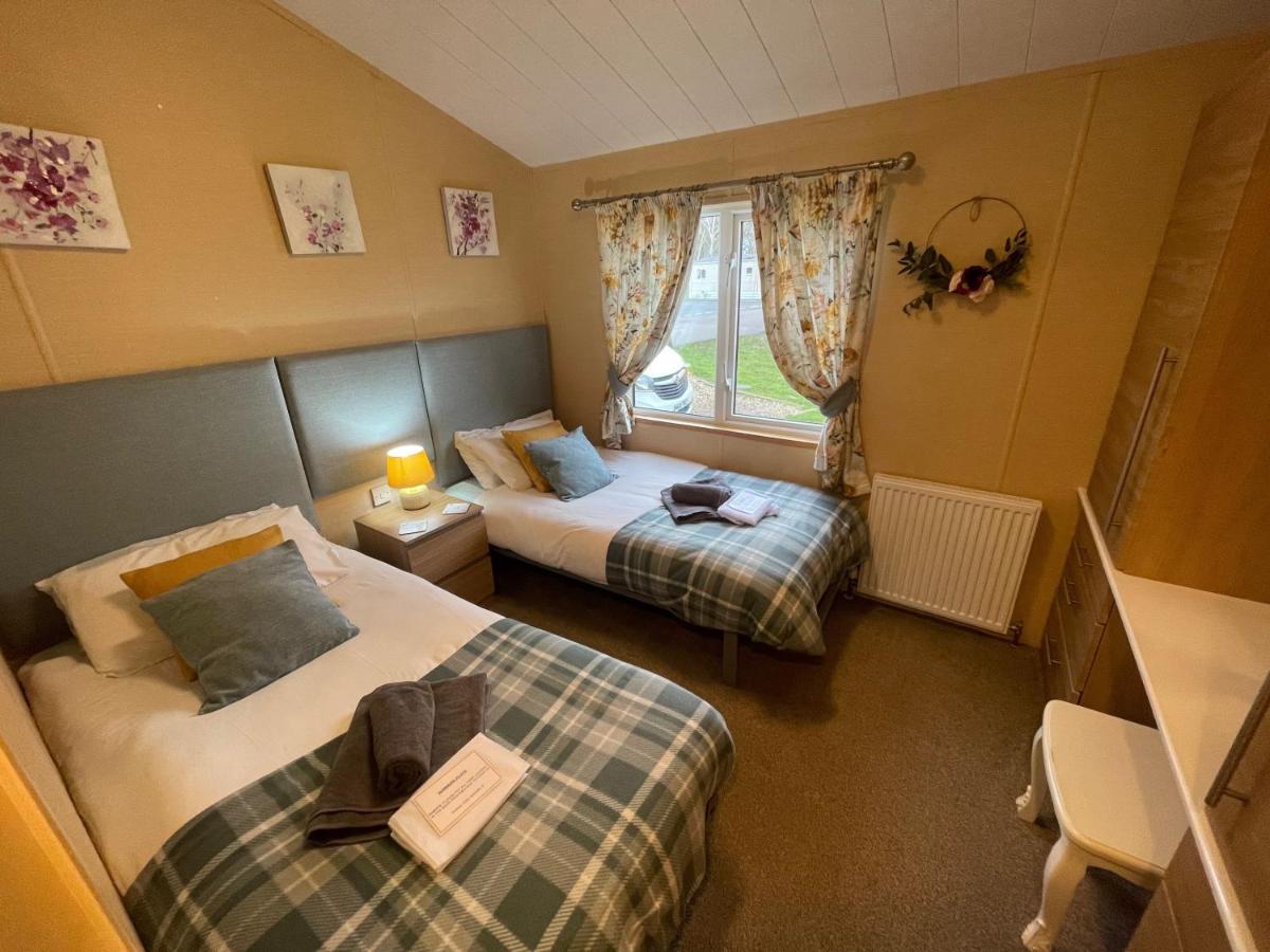 Luxury Lakeside Lodge L1 With Hot Tub Situated At Tattershall Lakes Country Park ภายนอก รูปภาพ