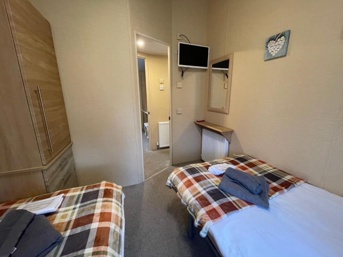 Luxury Lakeside Lodge L1 With Hot Tub Situated At Tattershall Lakes Country Park ภายนอก รูปภาพ