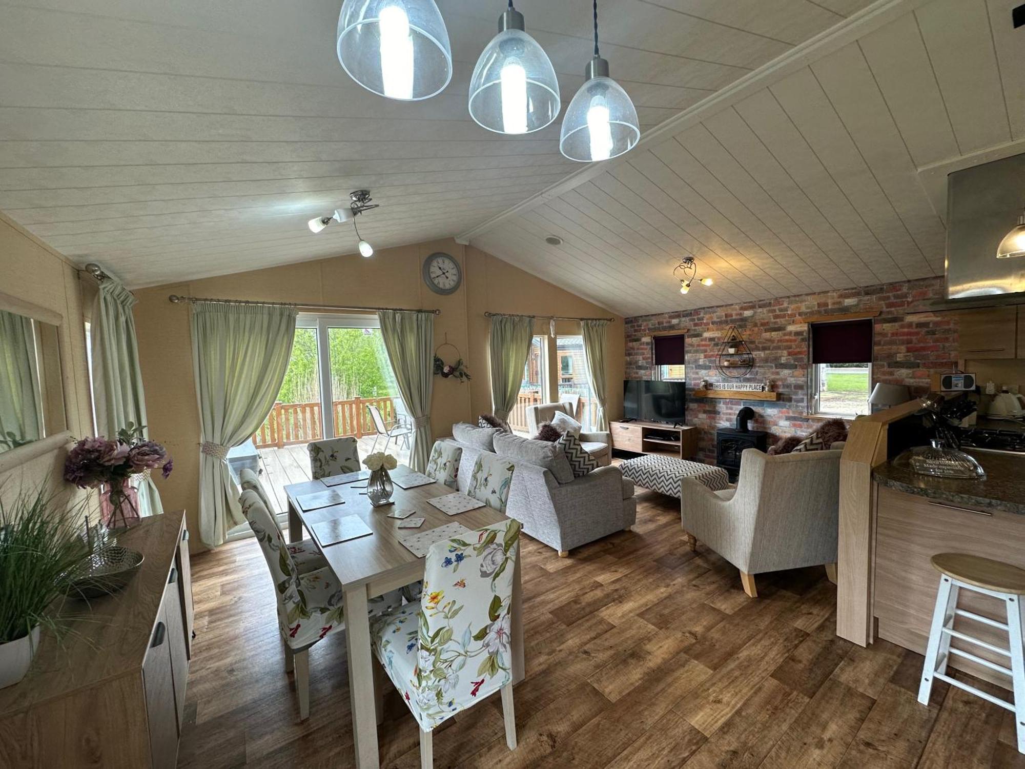 Luxury Lakeside Lodge L1 With Hot Tub Situated At Tattershall Lakes Country Park ภายนอก รูปภาพ