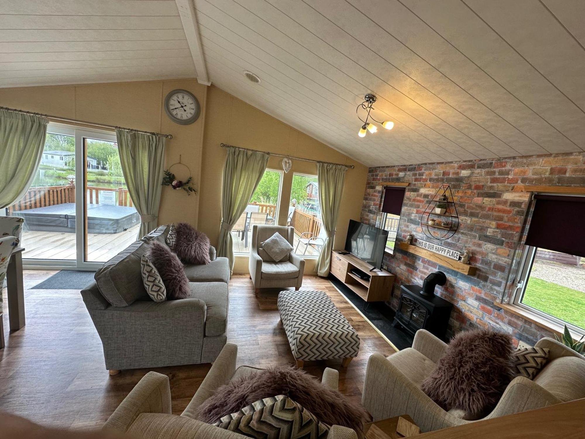 Luxury Lakeside Lodge L1 With Hot Tub Situated At Tattershall Lakes Country Park ภายนอก รูปภาพ